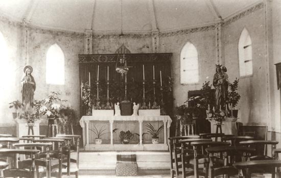 het interieur van de kapel bij de school