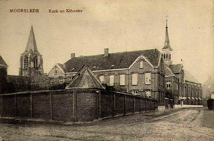 het klooster voor WO I met kerk van Moorslede op de achtergrond