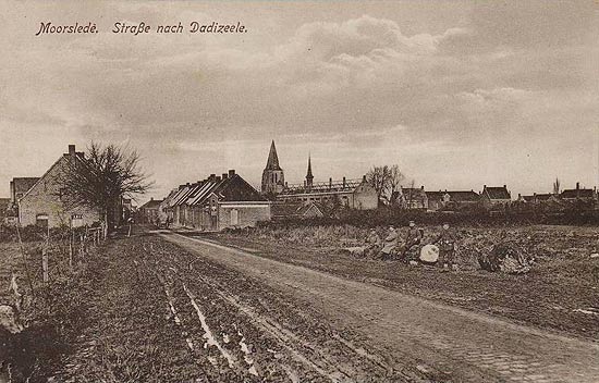 Bemerk de ruwbouw rechts voor de kerktoren, op deze zeldzame ansichtkaart van het Duitse leger tijdens WO I