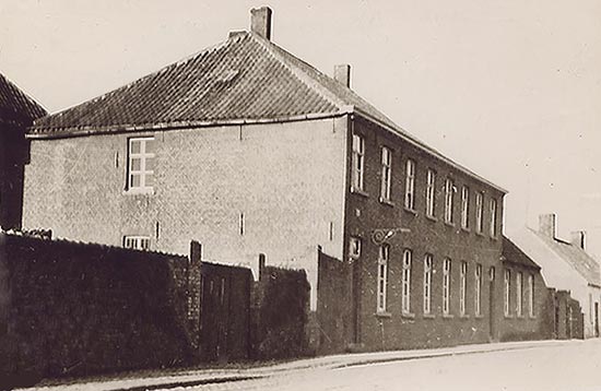 het eerste klooster- en schoolgebouw van 1840, vanaf 1908 gebruikt als bejaardentehuis (foto van 1938)