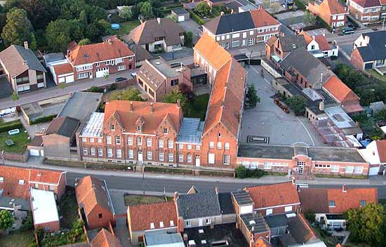 luchtfoto van de school in Oedelem en, aan de straatkant links, het vroegere klooster