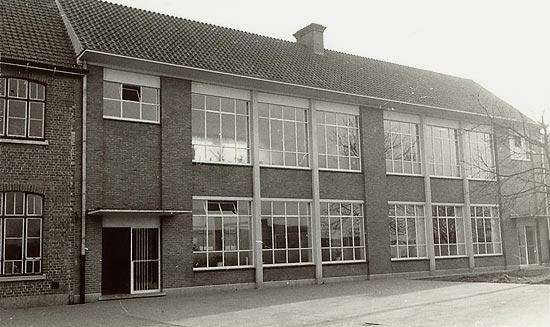 zicht op de achterzijde van de totaal vernieuwde school (1956)