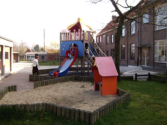 kleuters op de huidige speelplaats van de school in Oostveld