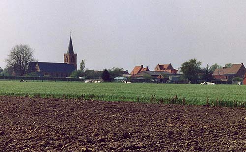 de St.-Petruskerk in de landelijke omgeving van Oostveld nu