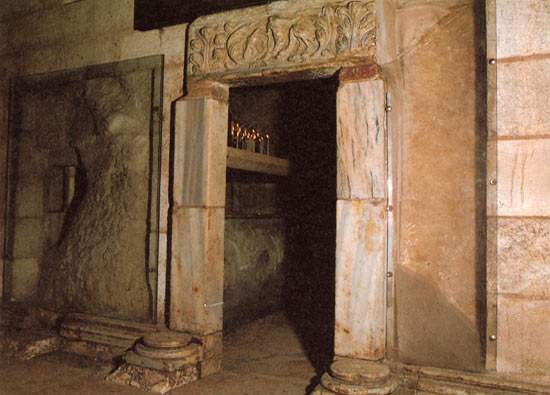 ingang van de grafkapel van Maria
