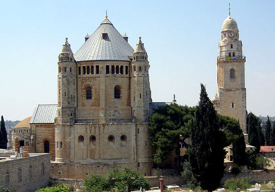 de Dormitio-kerk met rechts de klokketoren van de Hagia Maria Sion benedictijnerabdijkerk