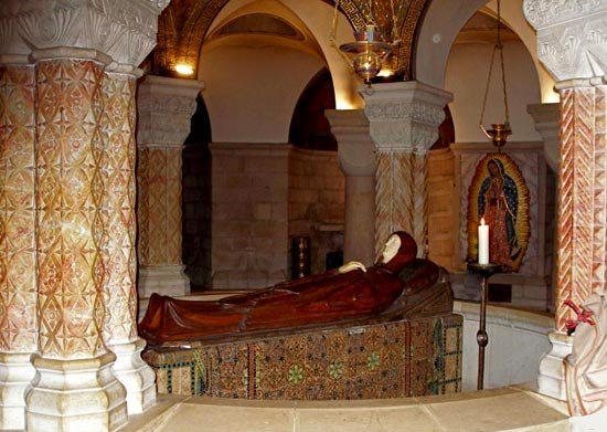beeld op de plaats van Maria's ontslapen in de crypte van de Dormitio-kerk