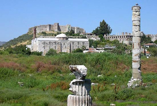 de gestapelde zuilen op de voorgrond zijn de enige overblijfselen van de Tempel van Artemis in Efeze