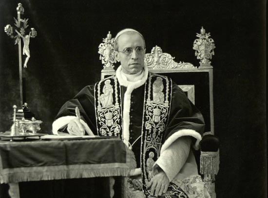 paus Pius XII, die in 1950 het dogma van Maria's Tenhemelopmening afkondigde