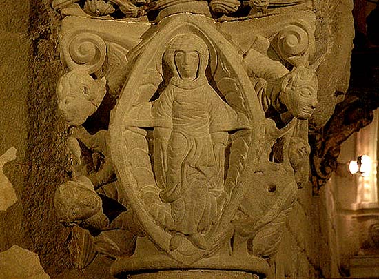 de verheerlijkte Moeder Gods Maria. Romaans kapiteel, 12de eeuw. Rieux-Minervois.
