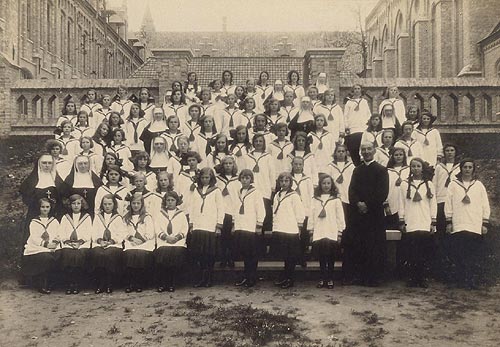 groepsfoto van het nieuwe pensionaat in Moorslede (einde schooljaar 1923-24)