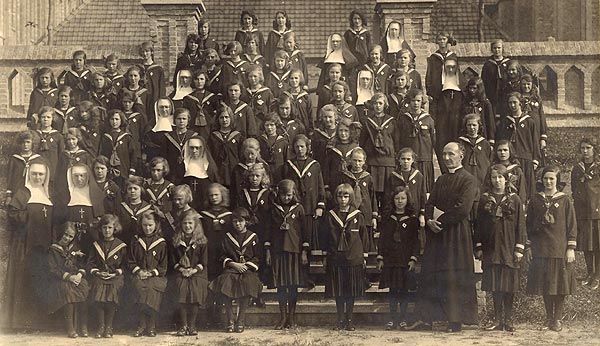 de pensionaatsmeisjes aan 't eind van het 1ste schooljaar 1923-24