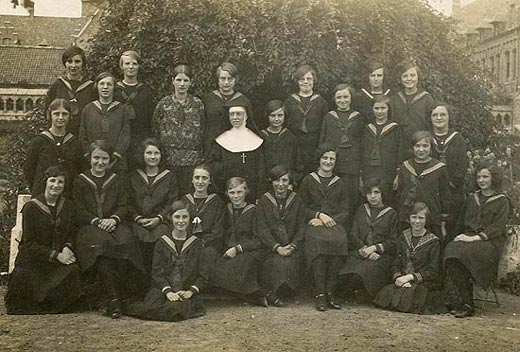 groep kostschoolmeisjes geschaard rond Zr. Emilia (1930)