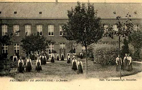 meisjes in de tuin van het pensionaat