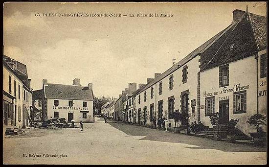 dorpskom van Plestin-les-Grèves, met rechts 