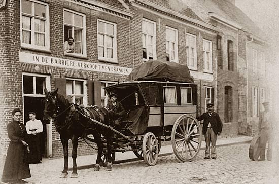 In de beginjaren (1892-93) betrekken de zusters het huis, rechts van de barriere-herberg