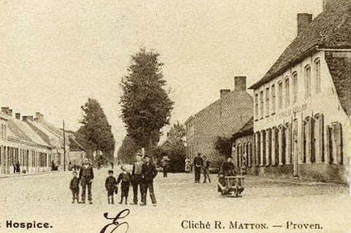 het in 1950 afgebroken 'Ouderlingengesticht', het witte gebouw rechts