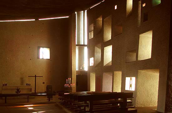 interieur van de beroemde kapel Notre Dame du Haut, gebouwd in 1955 door Le Corbusier in Ronchamps in Frankrijk