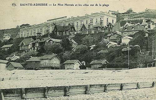 villa's in Sainte-Adresse, met op de achtergrond de residentie van de Belgische regering