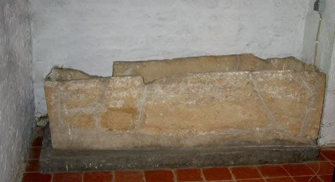 Merovingische sarcofaag in de pre-romaanse Veronakapel in Leefdaal
