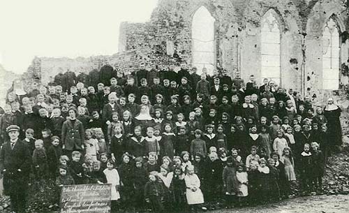 schoolkinderen van Moorslede samen op de foto (1919) die naar hun Amerikaanse en Engelse weldoeners werd gezonden