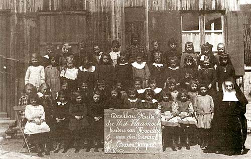 leerlingen van de meisjesschool samen met hun zuster voor de schoolbarak