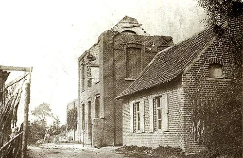 beschadigd klooster en school na WO I