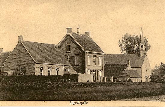 Maria's School (links) en klooster (midden) bij de kapel van Slyps (1916)