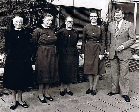 de laatste zusters in Slypskapelle met, tweede van rechts, de Algemene Overste van Moorslede