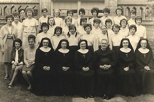 de afgestudeerden van het 3de leerjaar van de landelijke huishoudschool (schooljaar 1962-63)