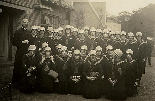 groep kostschoolmeisjes op bezoek aan tentoonstelling in Antwerpen (1930)