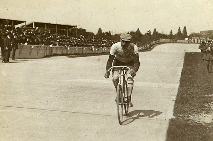 C. Vanhauwaert gaat in 1909 voor de 2de keer als winnaar over de eindstreep van Bordeaux-Parijs