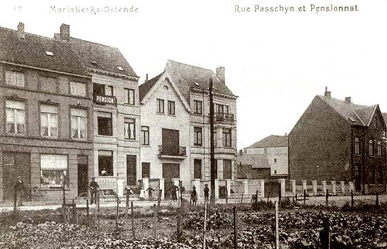 de Villa Ketty (het witte huis met de puntgevel) en helemaal rechts het nieuwe klooster