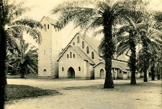 de voorgevel van de kerk van Waka