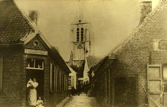 De St.-Martinuskerk, gezien vanuit het Kerkstraatje (eind 19de eeuw)