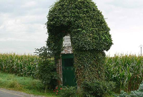 de '<i>O.-L.-V.-Ter-Hulpe</i>'-kapel, in de Tuimelarestraat, gebouwd omstreeks 1700 vlakbij de plek waar ooit het '<i>Gasthuis ten Bunderen</i>' stond