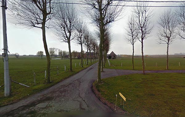 De schilderachtige dreef die leidt naar de Bunderkruishoeve (Google Street View)