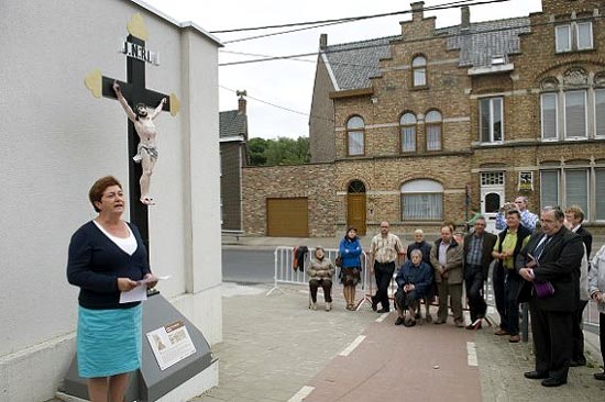 Schepen Daisy Decoene bij de plaatsing van het St.-Achariuskruis in 2013.