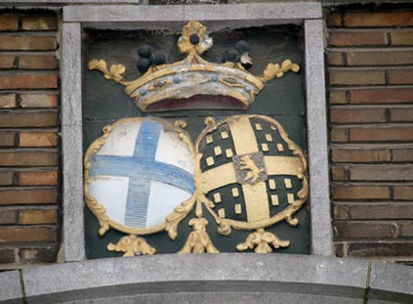 het wapenschild van de familie de Croix boven de ingangsdeur van het rusthuis