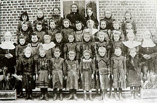 een klasfoto van de Waterdam-school uit 1911 (foto: Rik Lybeer/ G. Fauverq)