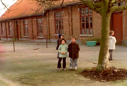 kinderen op de speelplaats van de Westhoek-school