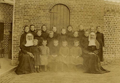 de kinderen van de wezenschool in Moorslede (1903)