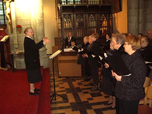 Zr. Godelieve Depreitere dirigeert het zangkoor in de parochiekerk van Moorslede