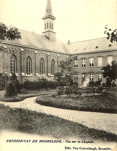 zicht op de kapel vanuit de tuin