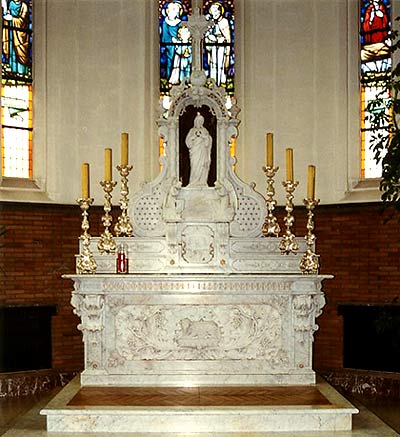 het marmeren altaar, dat nu in de kerk staat van Stuivekenskerke