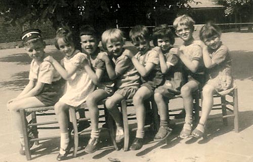 tafereel op de speelplaats van de Westhoek-school (1964)