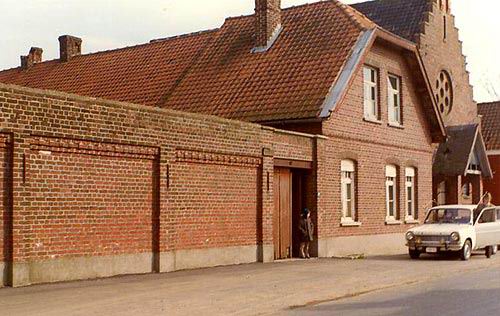 de 'Westhoek'-school, met de muur van de speelplaats, het woonhuis en de kapel rechts