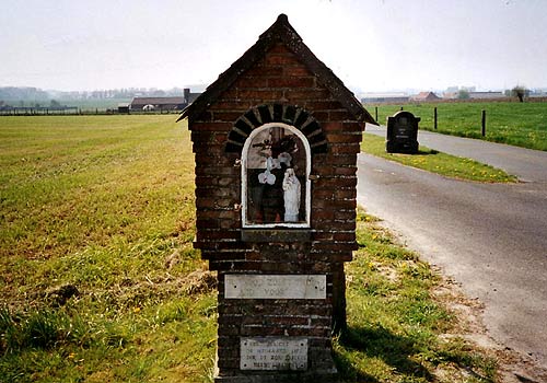 op de plaats van de eerste 'Westhoek-school' staat nu deze veldkapel