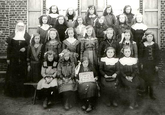 Zuster Philomene met haar klas in Molenaarselst (1914)