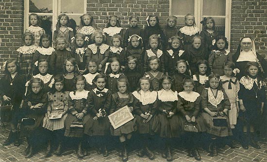 de 3de klas van de meisjeschool met rechts Zr Gudula (1914)